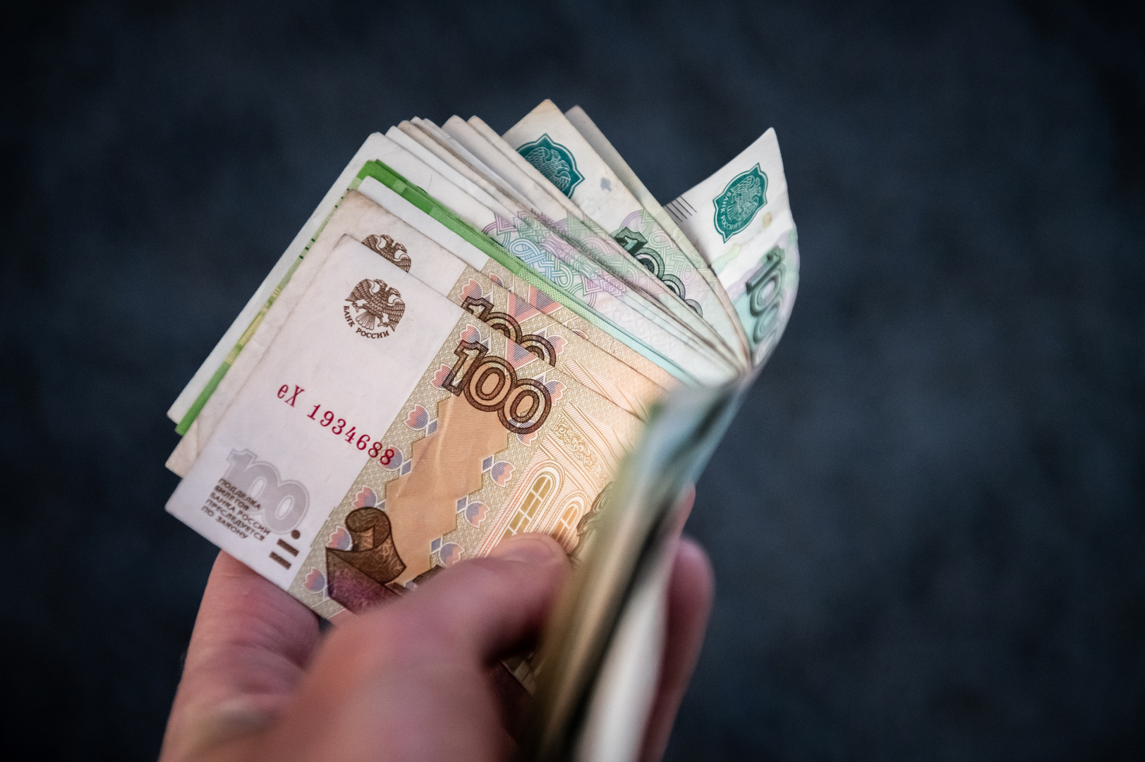 العملة الروسية تعزز مواقعها.. الروبل يصعد بنحو 3%