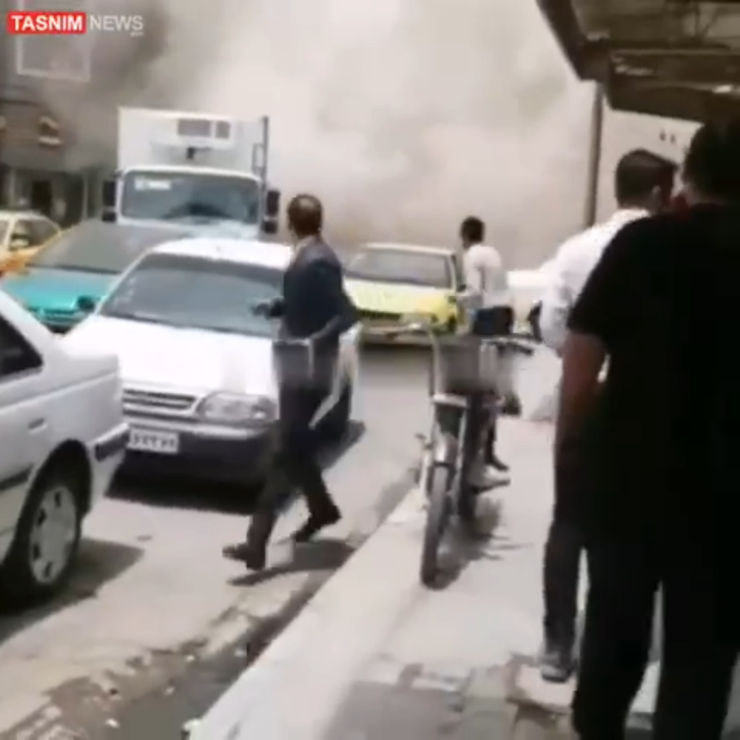 بالفيديو.. لحظة انهيار مبنى في عبدان بجنوب إيران