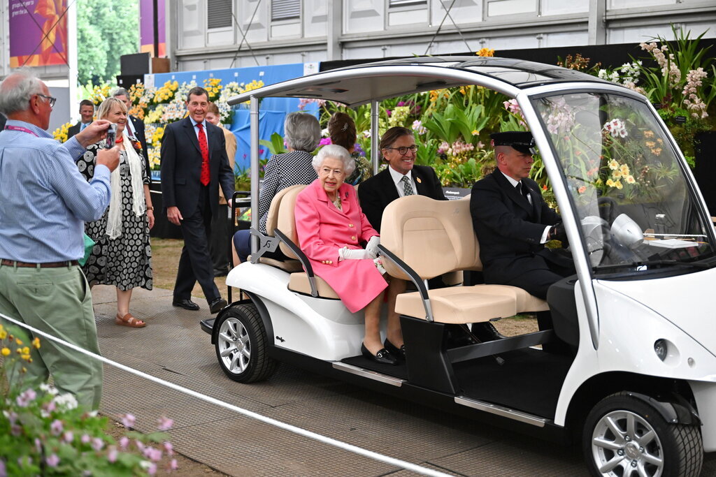 الملكة اليزابيث تزور 10 حدائق للزهور على متن عربة غولف (صور)