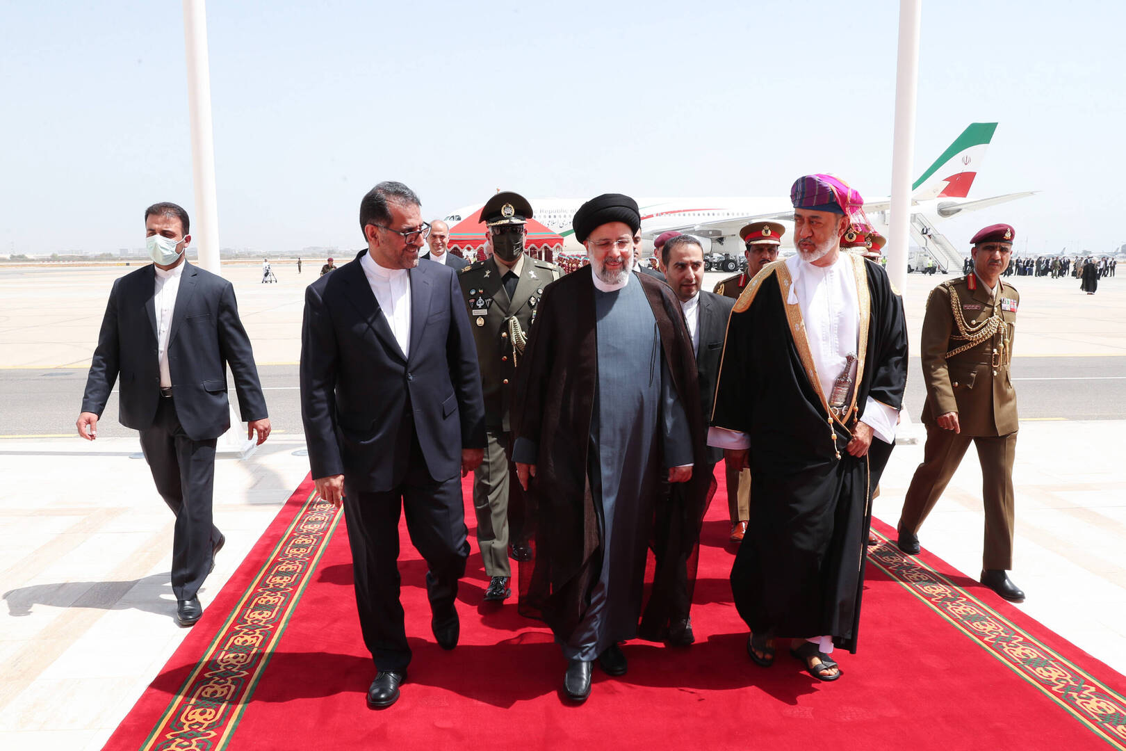 إيران وسلطنة عمان تصدران بيانا مشتركا في ختام زيارة رئيسي إلى مسقط