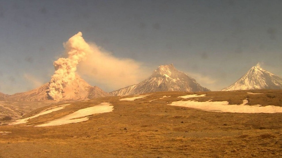 بركان في كامتشاتكا يقذف رماده على ارتفاع 5 كلم في مشهد طبيعي لافت