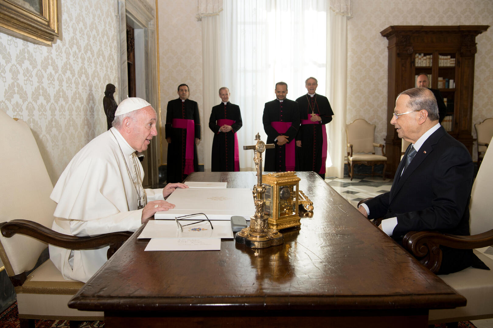 البابا فرنسيس والرئيس اللبناني ميشال عون