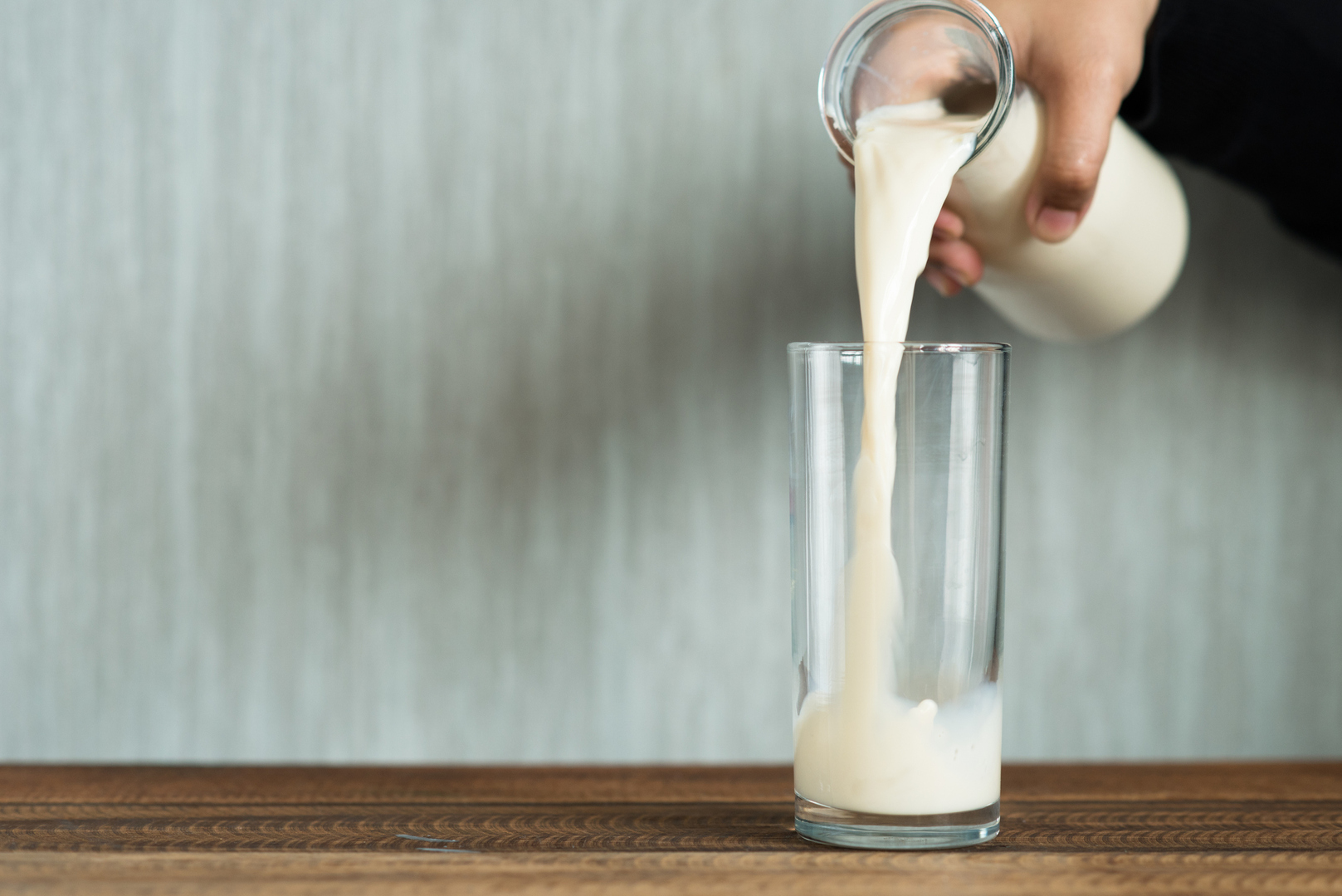 دراسة تكشف أن الحليب والماء أكثر المركبات فعالية لامتصاص فيتامين D