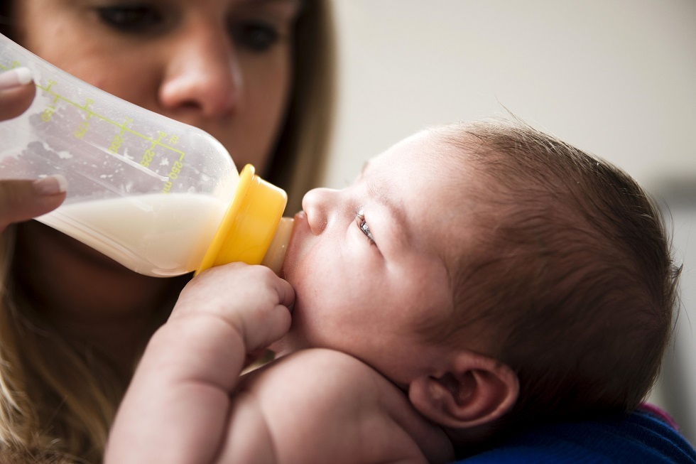 لماذا لا يستطيع الرضع شرب حليب البقر؟