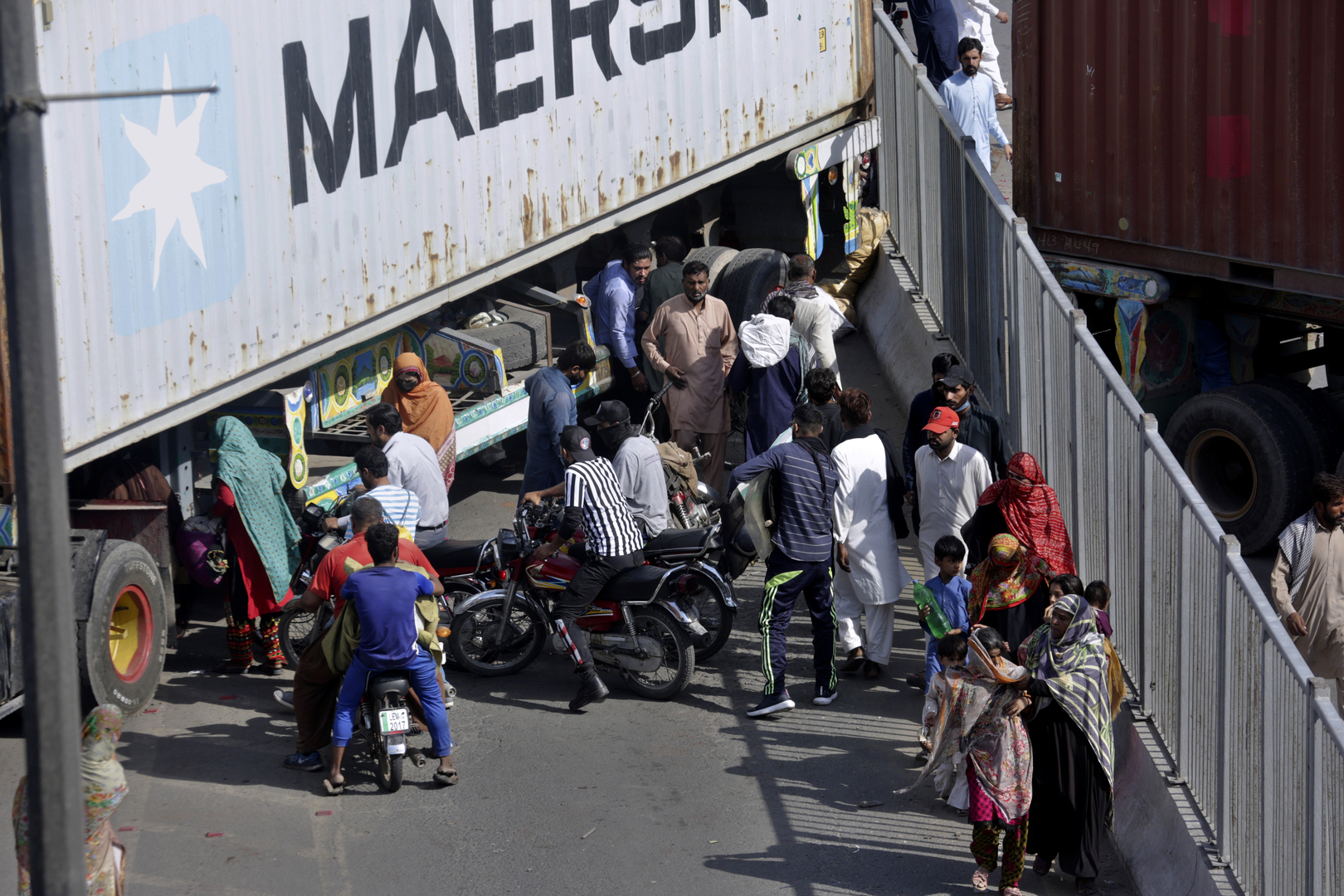 السلطات الباكستانية تقطع الطرق إلى العاصمة لوقف زحف أنصار عمران خان (صور)