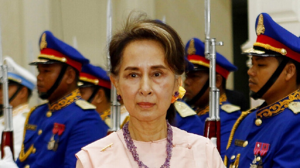 زعيمة ميانمار السابقة تحتفل بعيد ميلادها بكعكة في المحكمة
