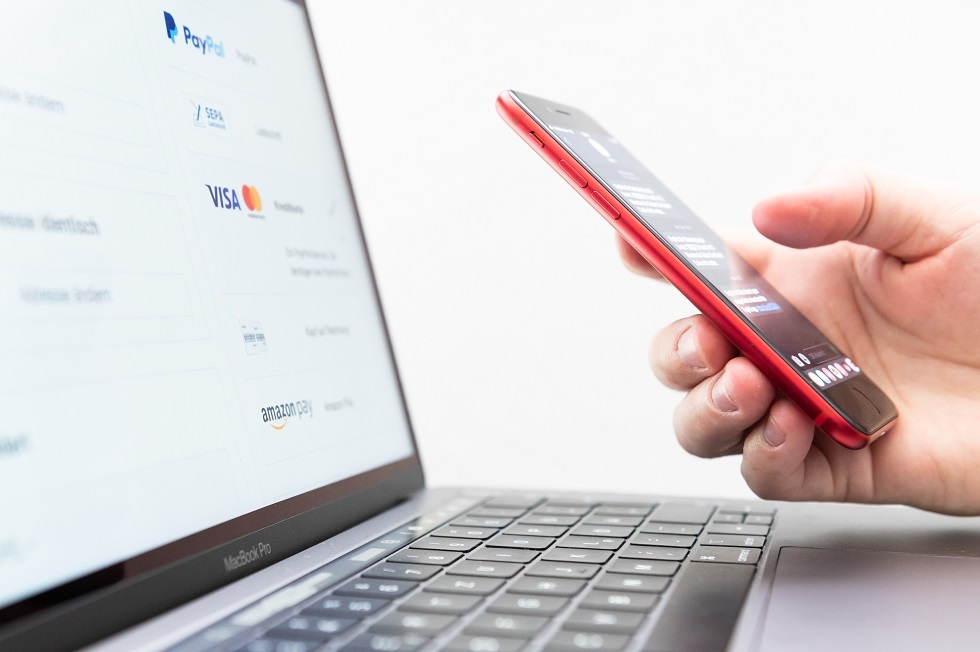 دفع الفواتير عبر الهاتف المحمول يعرضك  للإفراط في الإنفاق