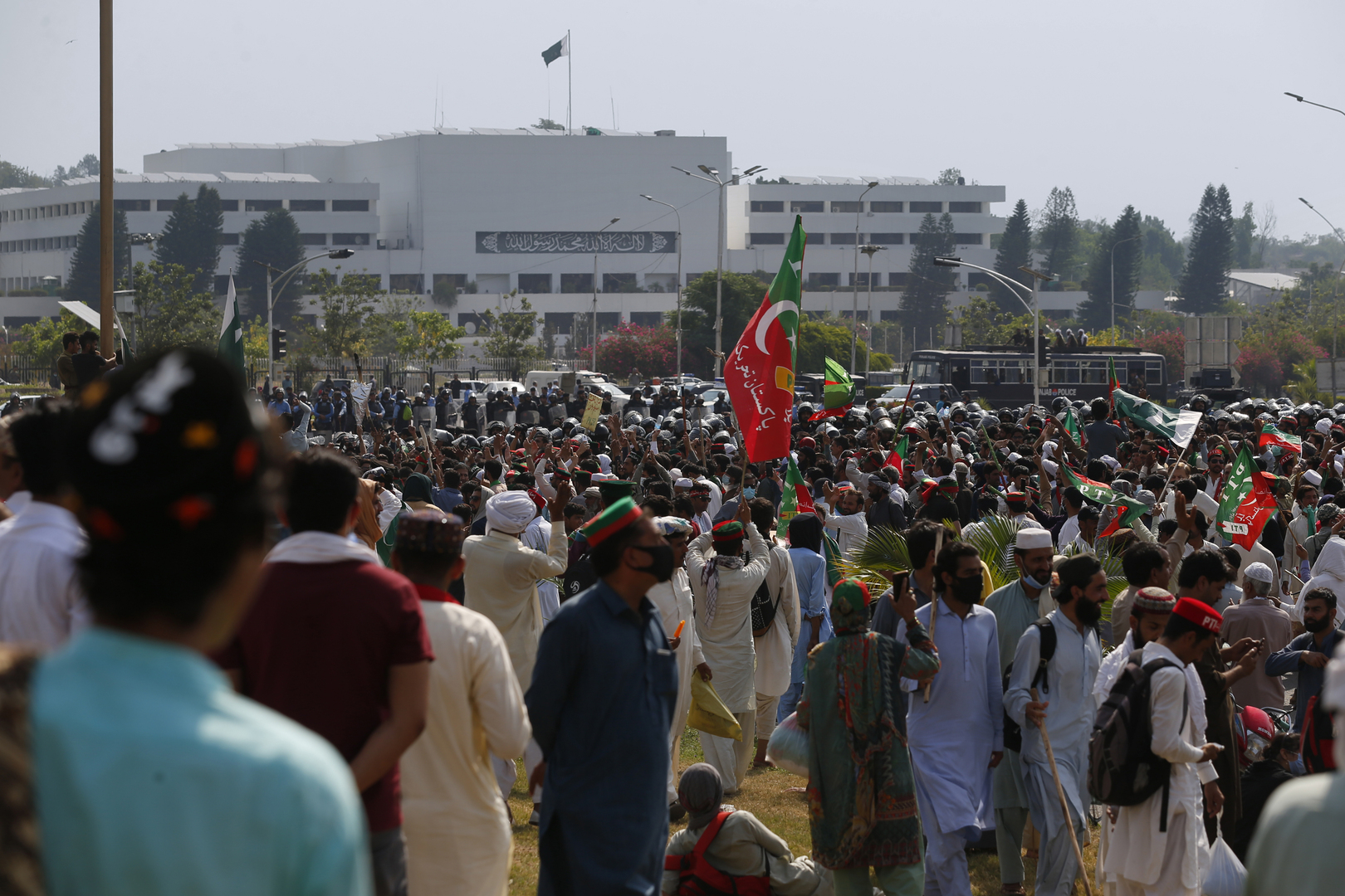 عمران خان يمهل الحكومة الباكستانية 6 أيام لإجراء انتخابات جديدة