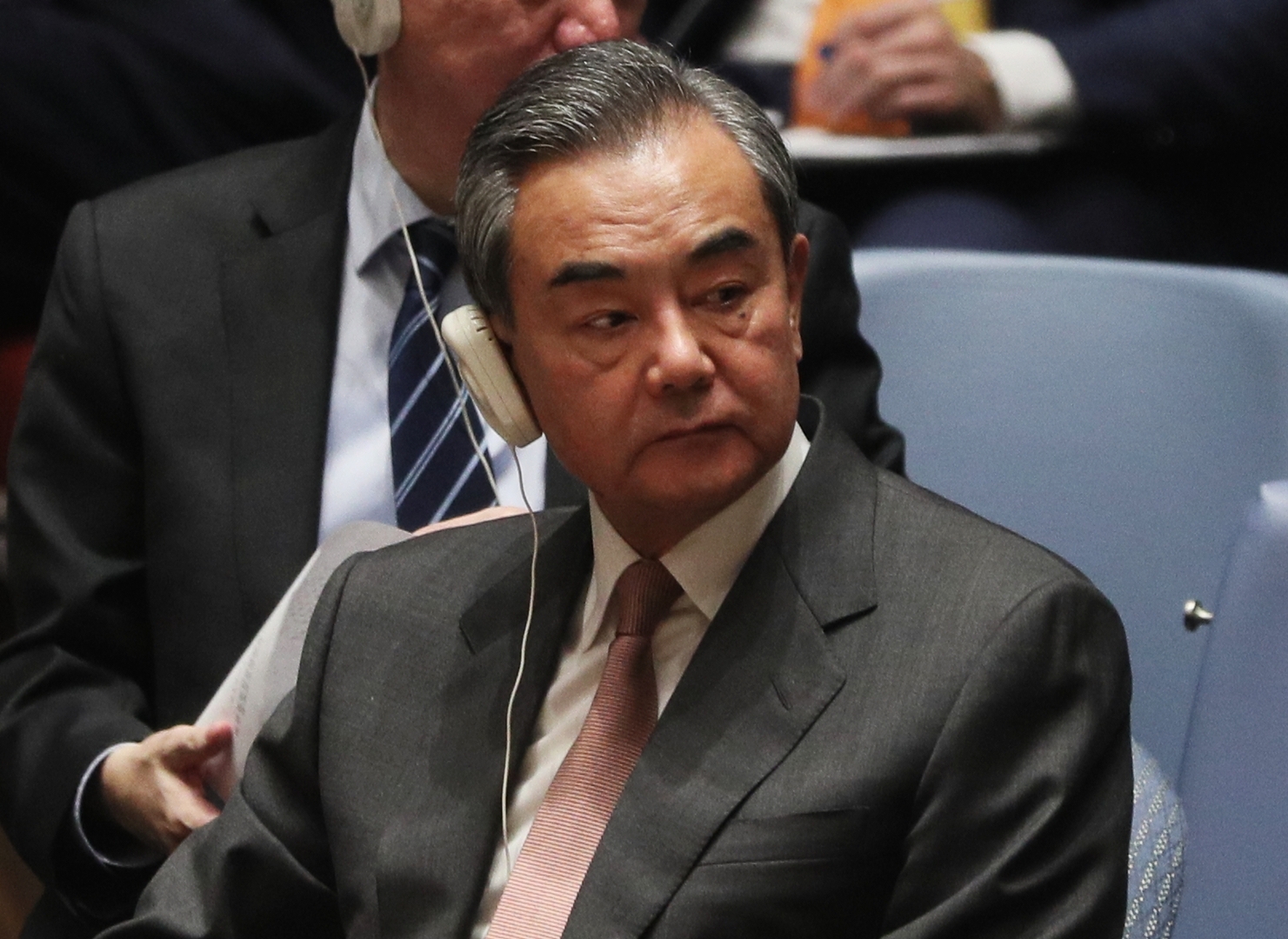 وزير الخارجية الصيني يدعو إلى عدم صب الزيت على النار في أوكرانيا