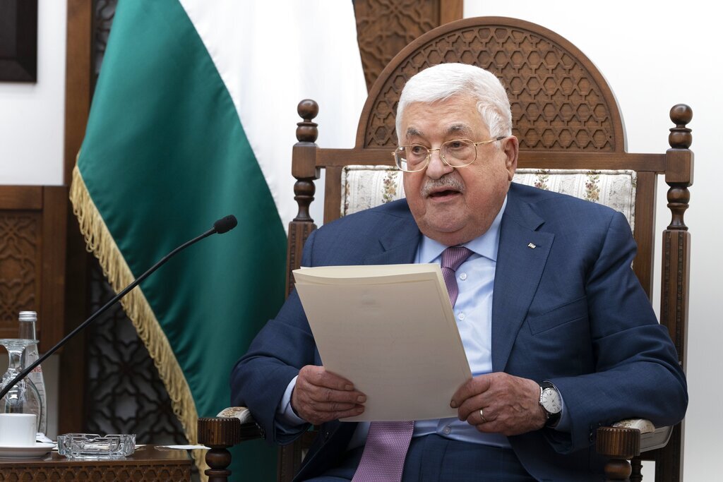 عباس يكلف حسين الشيخ بمهام أمين سر اللجنة التنفيذية لمنظمة التحرير خلفا لعريقات