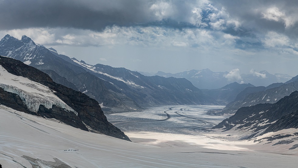 مصرع شخصين وإصابة 9 آخرين في انهيار كتل جليدية في جبال الألب السويسرية