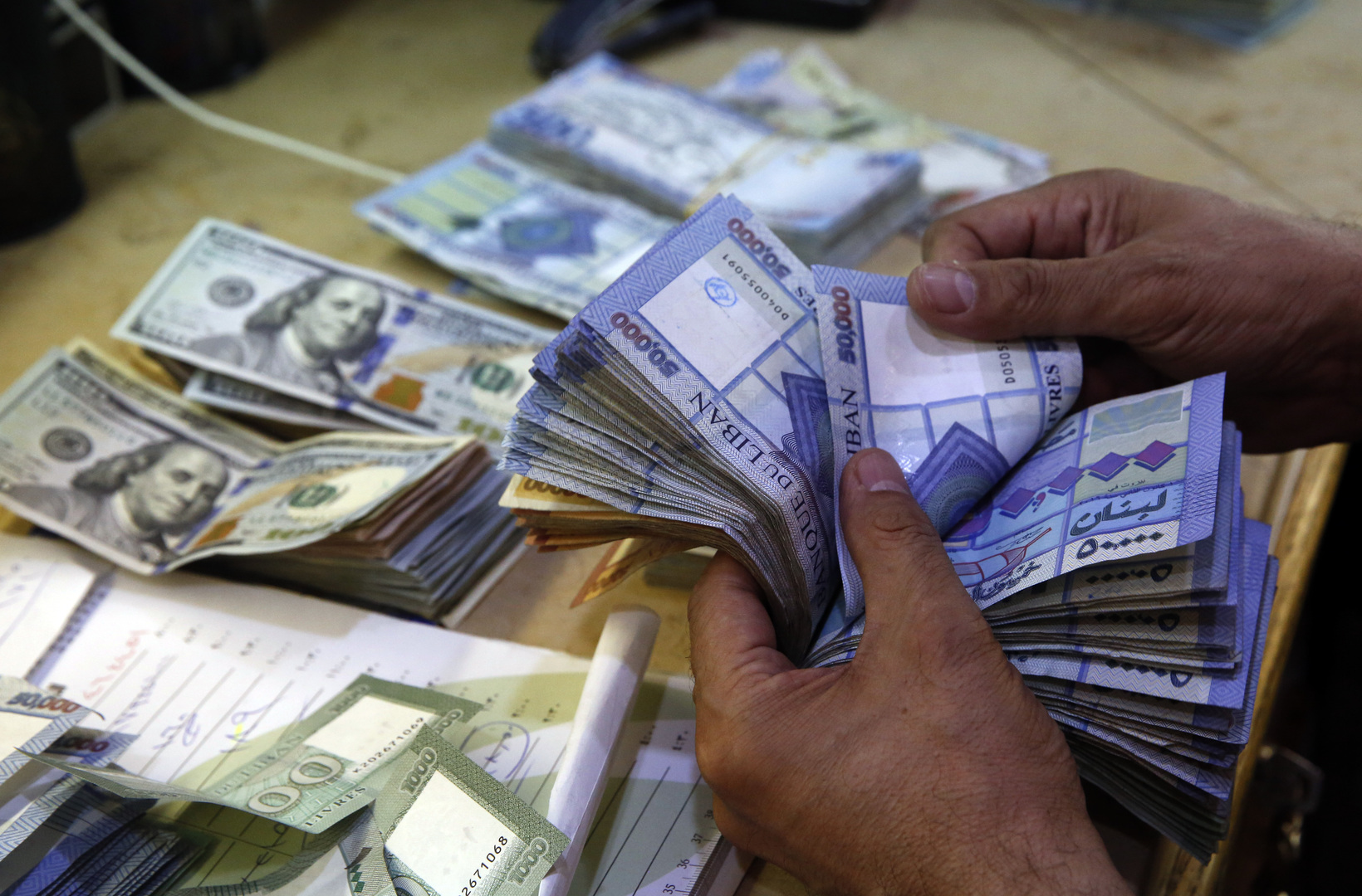 الليرة اللبنانية ترتفع بشكل هائل أمام الدولار بعد انهيارات قياسية