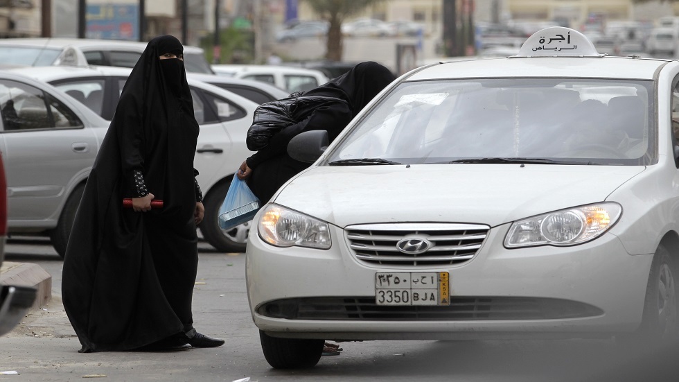 السعودية.. غرامة على سائقي وسائقات الأجرة غير الملتزمين بالزي الموحد