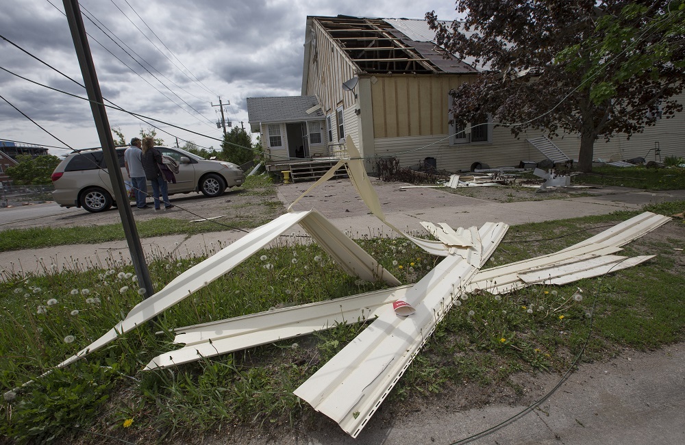 مصرع 11 شخصا وانقطاع الكهرباء عن 60 ألف منزل جراء عاصفة ضربت شرق كندا