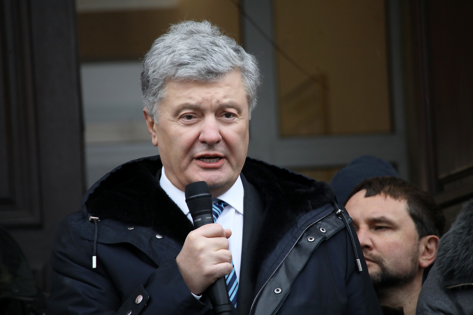 نائب أوكراني سابق: على بوروشنكو أن يطلب من بوتين اللجوء السياسي إلى روسيا