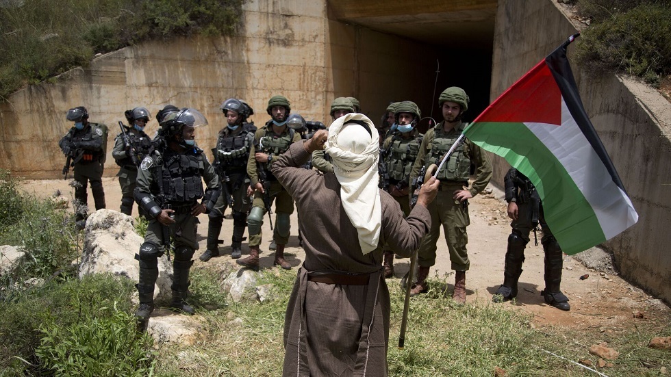 اندلاع مواجهات بين فلسطينيين والقوات الإسرائيلية على المدخل الشمالي لرام الله والبيرة