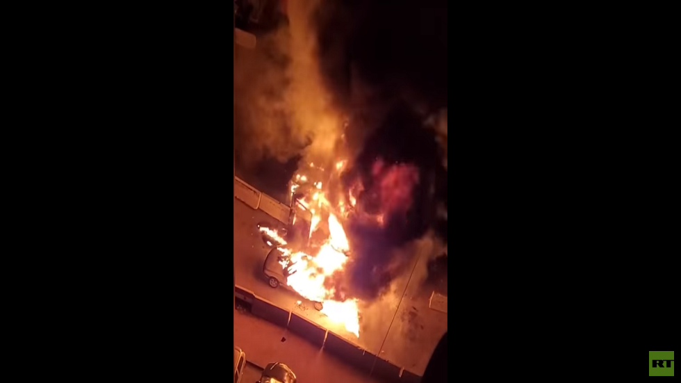 سوريا.. اندلاع حريق ضخم في منطقة المزة بدمشق (فيديو)