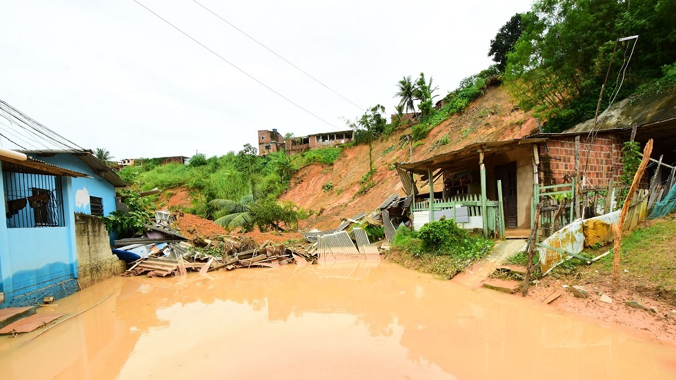 ارتفاع أعداد القتلى في شرق البرازيل جراء الأمطار (فيديو)