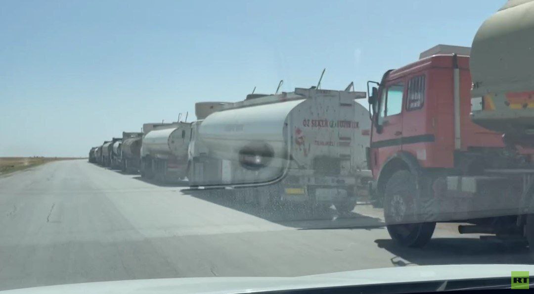 RT ترصد انتظار مئات الصهاريج الخاصة بنقل النفط الخام عند مدخل القامشلي الغربي