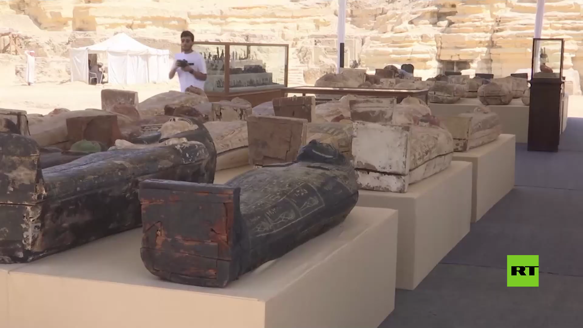 بالفيديو.. الآثار المصرية تعرض مجموعة قطع آثرية من سقارة بعد اكتشاف تاريخي