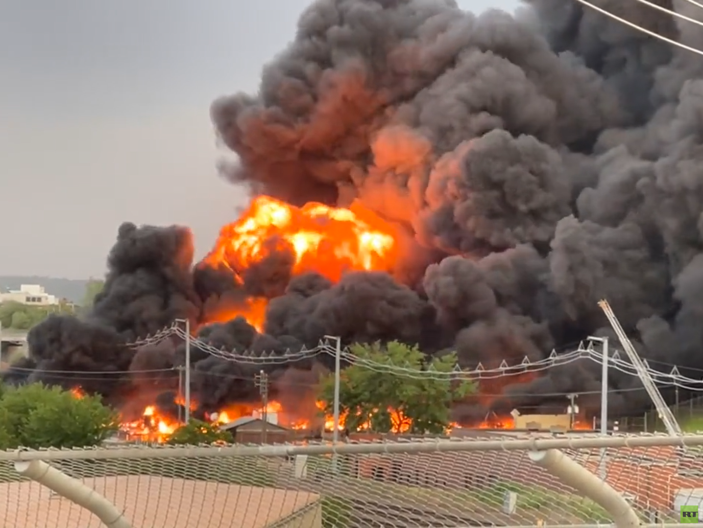 بالفيديو..حريق هائل في منشأة تحتوي على مواد كميائية بالولايات المتحدة