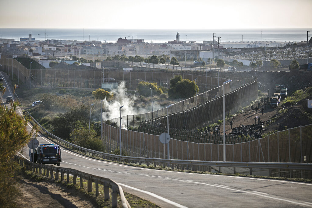 المغرب وإسبانيا يعيدان فتح الحدود للعاملين في سبتة ومليلة