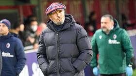 مدرب فريق بولونيا الإيطالي يغادر المشفى بعد علاجه من السرطان