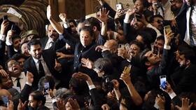باكستان.. عمران خان يدعو أنصاره للتحرك نحو العاصمة