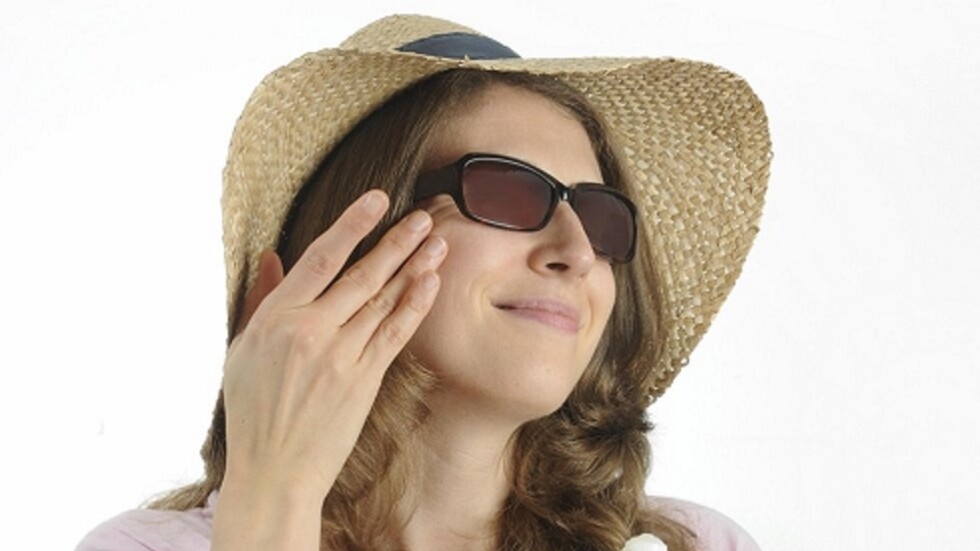 دراسة  تحذر من استخدام كريمات واقية منتهية الصلاحية وزيوت سمرة الشمس