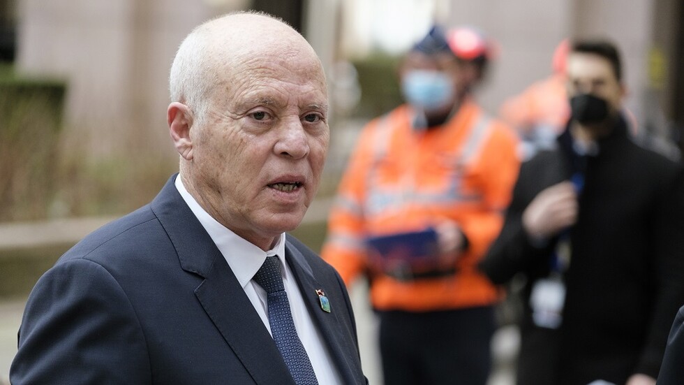 الرئيس التونسي يعفي 57 قاضيا من مناصبهم