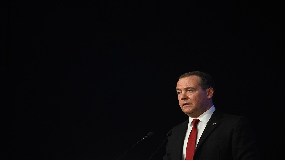 مدفيديف: روسيا والصين والعالم العربي وإفريقيا بحاجة لنظام دولي لا يتمحور حول أمريكا