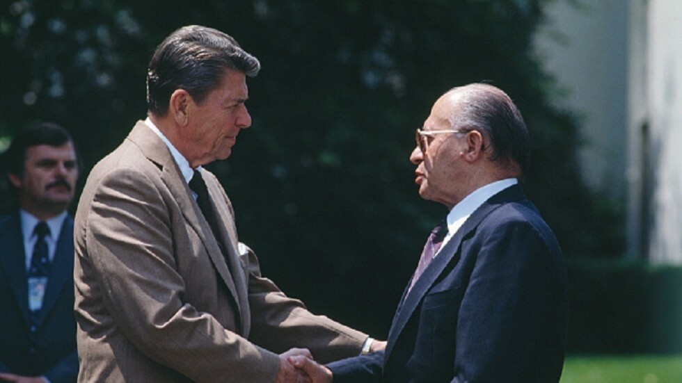 صحيفة عبرية: بيغن وريغان بحثا "طرد" اللاجئين الفلسطينيين من لبنان خلال اجتياح 1982