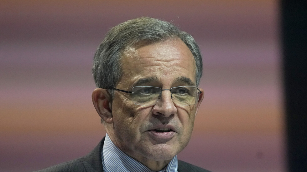 عضو بالبرلمان الأوروبي: زيلينسكي ممثل استغل العمى الأوروبي