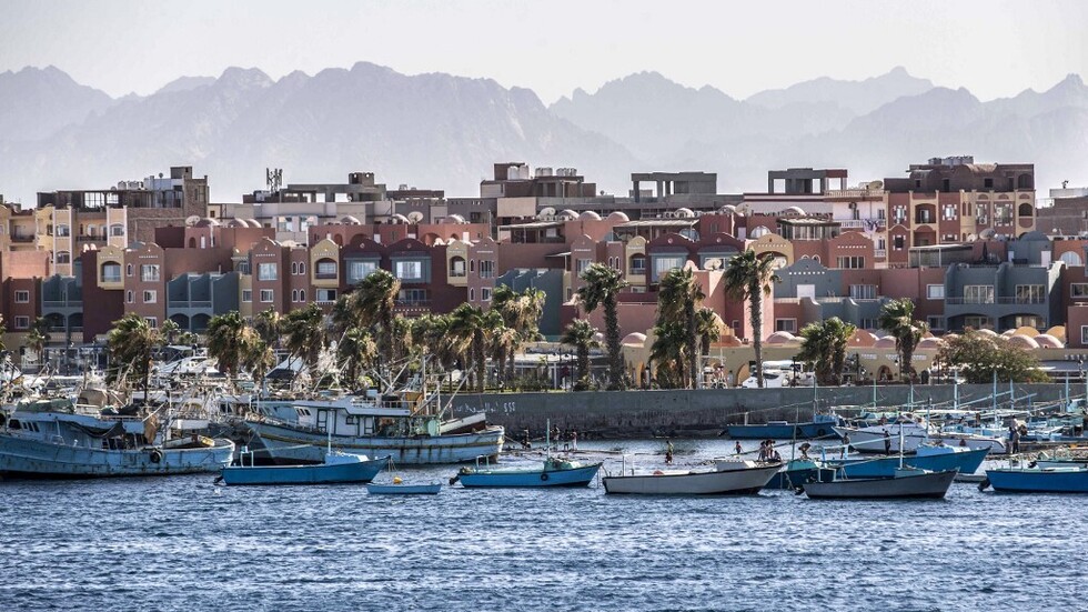 خبير مصري يوضح سبب تحول مياه البحر إلى اللون الأحمر