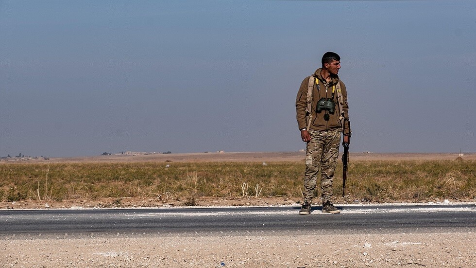 "سبوتنيك": القبائل العربية بشرق سوريا تحرق حواجز لـ"قسد" إثر تسلم جثة شاب