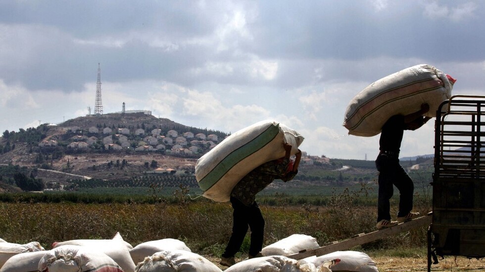 دورية للجيش الإسرائيلي تهدد بإطلاق النار على مزارعين لبنانيين