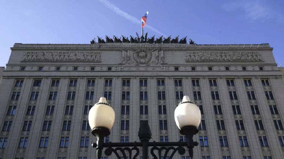 الدفاع الروسية: أوكرانيا تقصف مناطق حدودية روسية بمدافع الناتو