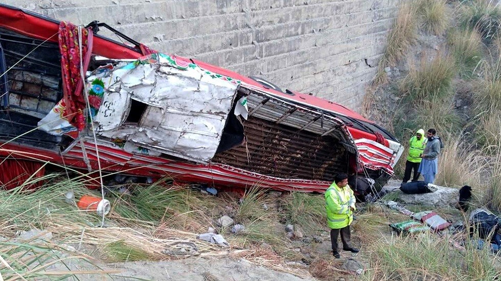 باكستان.. حافلة مكتظة بالركاب تسقط في واد سحيق