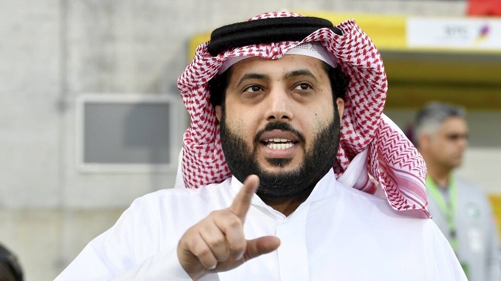تركي آل الشيخ يزكي لاعبا عربيا سابقا للأندية التي تبحث عن مدرب