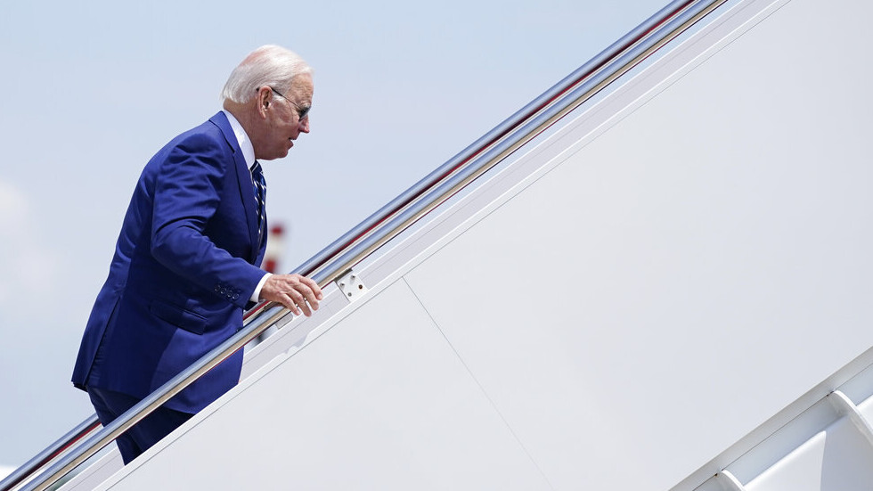 أمريكيون يسخرون من تعثر بايدن الجديد: "يحتاج إلى سلم متحرك"