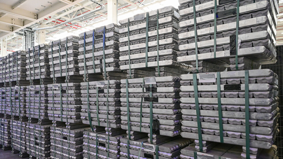 الألومنيوم يبلغ أدنى مستوى في نحو شهر