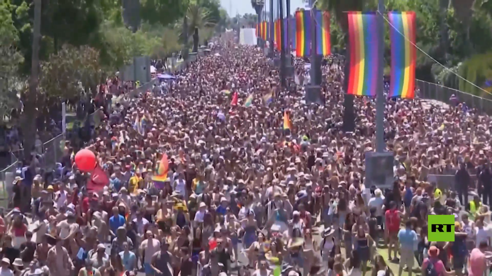 عشرات الآلاف يشاركون في مسيرة المثليين في تل ابيب