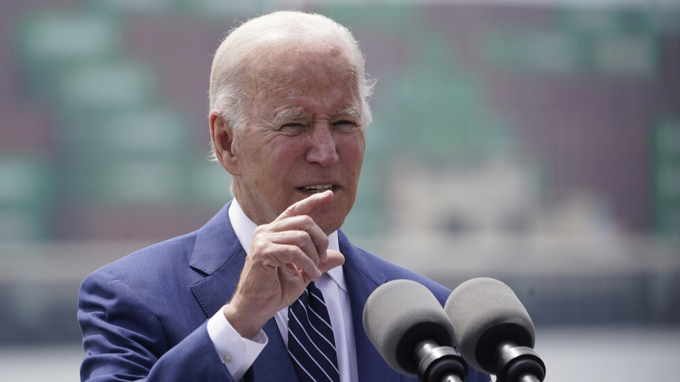 بايدن يتحدث عن "ضريبة بوتين" على البنزين في الولايات المتحدة