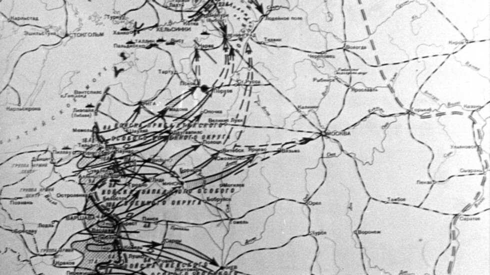 تشومسكي يشبه انضمام أوكرانيا للناتو بـ"مخطط بارباروسا" بالنسبة لروسيا