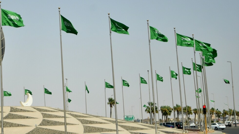 بالفيديو.. حادث غريب ينتهي بسيارة فوق سطح منزل في السعودية