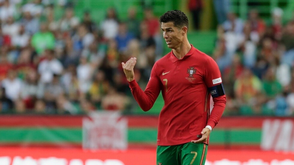 فيديو مذهل.. طفل "جامع كرات" يهدئ من روع رونالدو.. وهكذا كان رد فعل الدون!