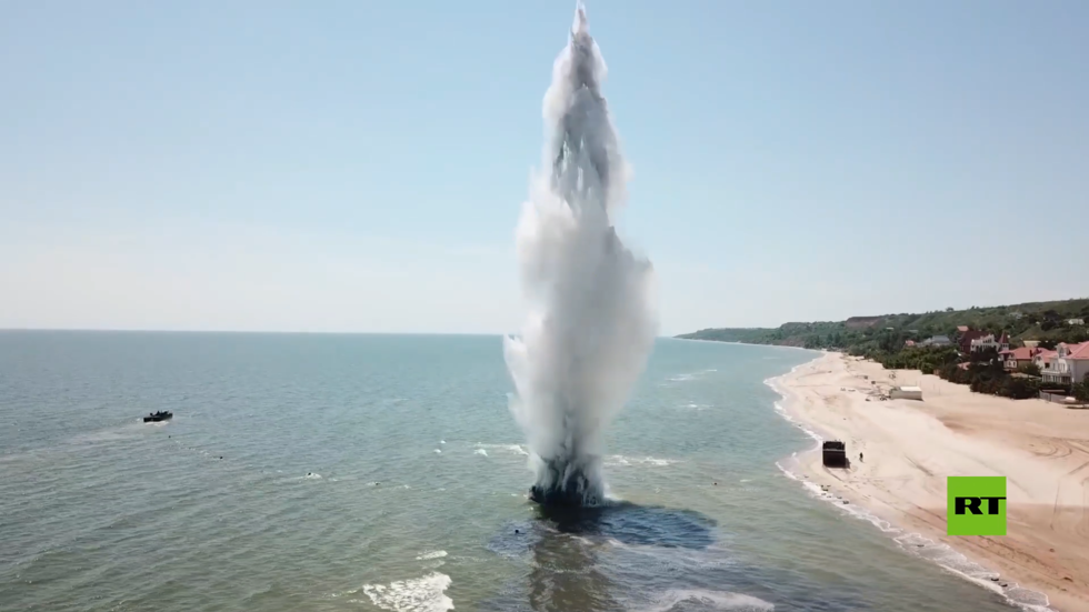 تفجير ألغام تركتها القوات الأوكرانية في أحد شواطئ ماريوبول
