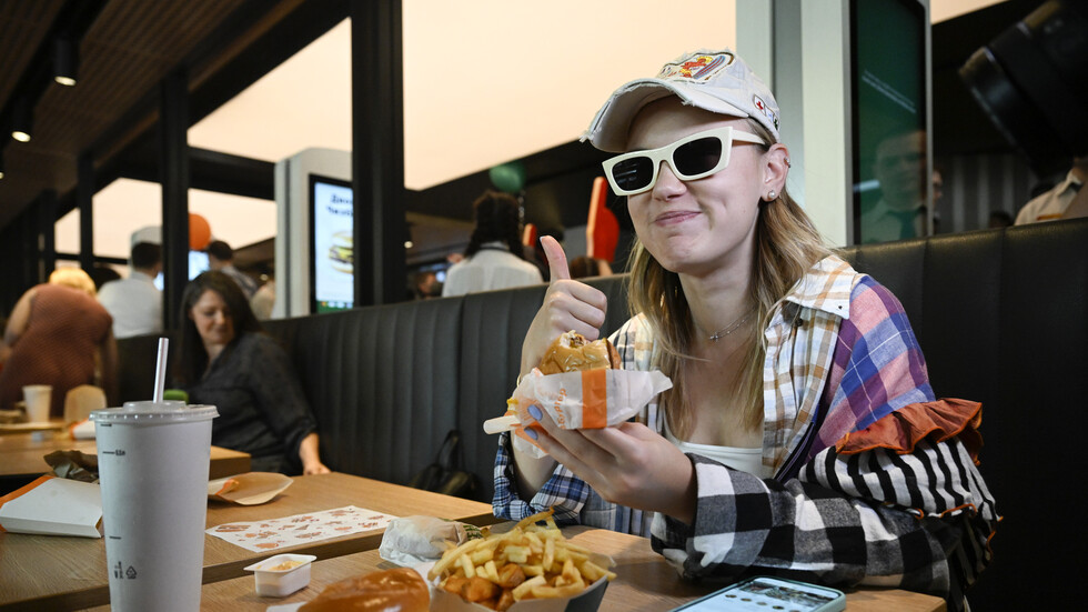 الروس يتهافتون على "لذيذ ونقطة" في موسكو (صور)