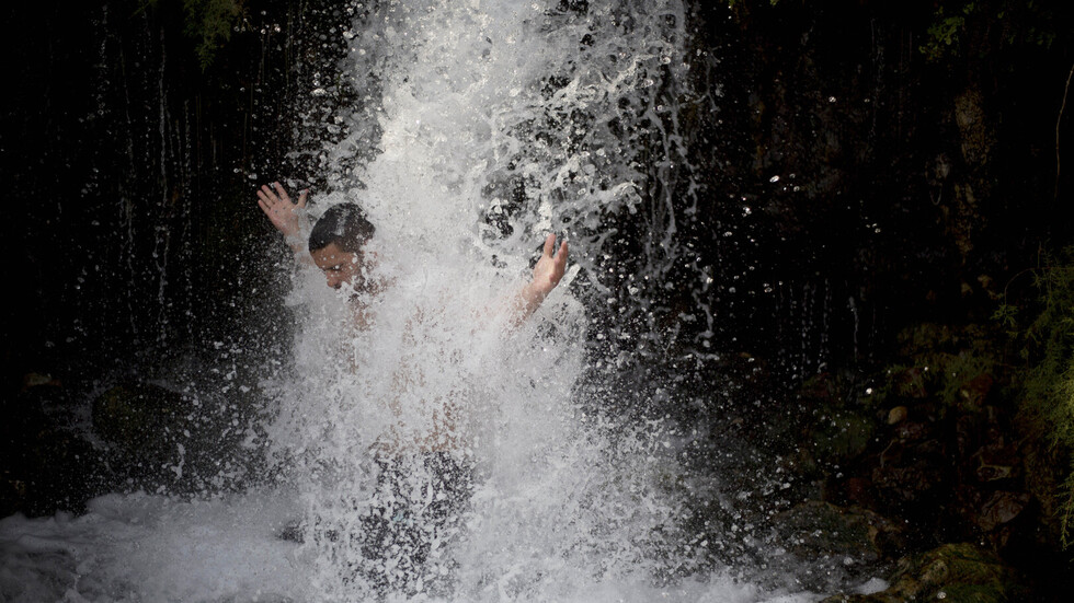 "التنزه عاريا" إسرائيلي ينظم رياضة في رحلات قد تستمر لأيام!