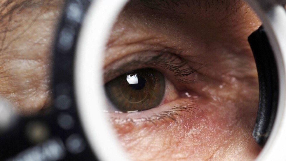 دراسة: الفحص الروتيني للعين قد يكشف عن احتمالية إصابتك بنوبة قلبية